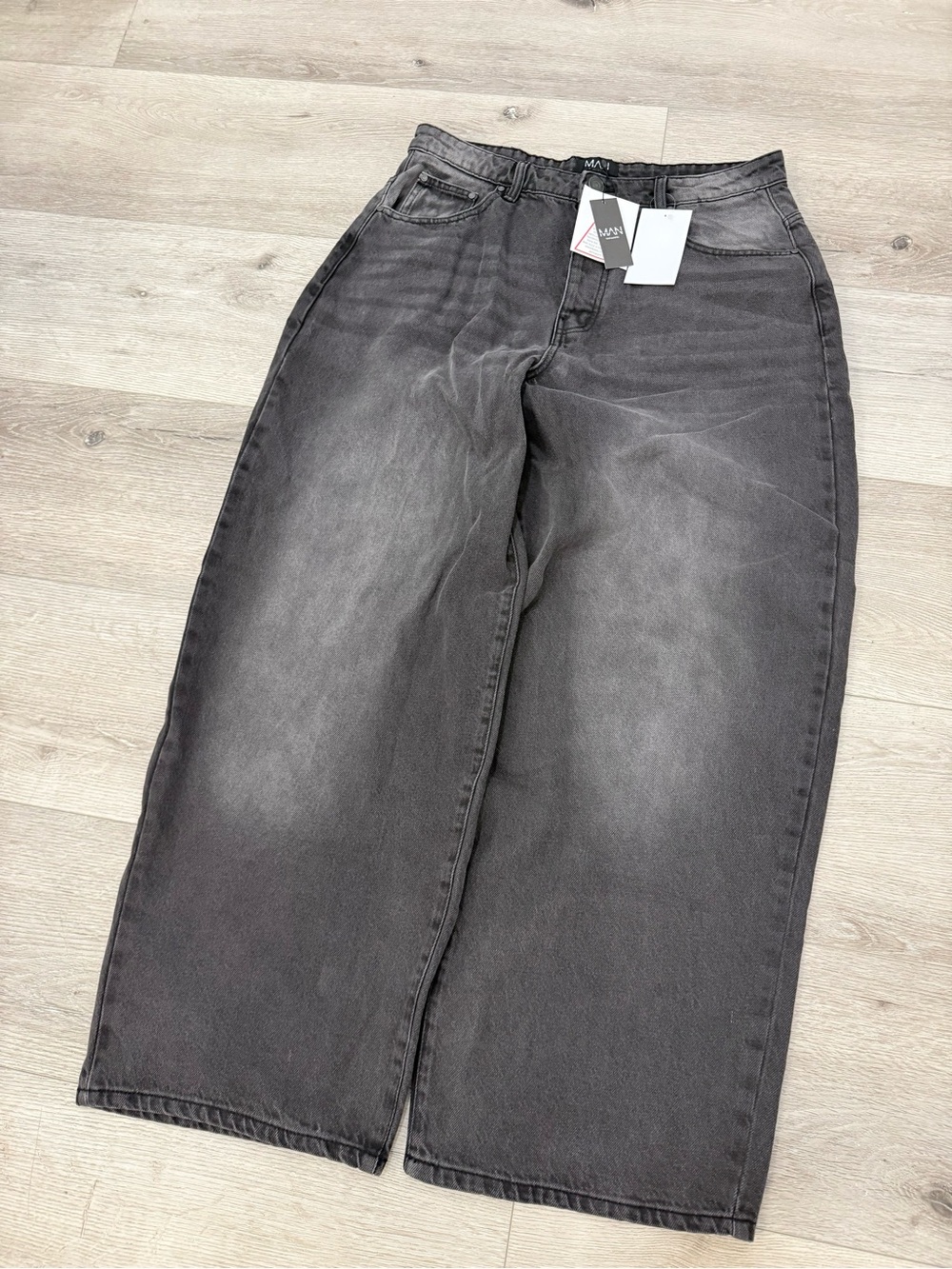 Brand new BoohooMAN Super Baggy Jeans
Size 34R